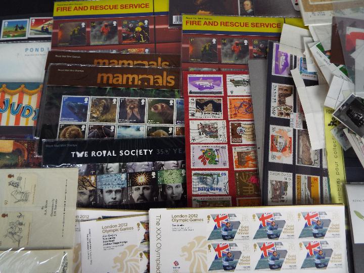 Philately - A large quantity of predominantly mint stamps, presentation packs and similar, - Image 4 of 7