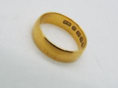 22 ct gold - a hallmarked 22 ct gold wedding band, size K, approximate weight 3.