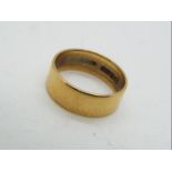 18 ct gold - a hallmarked 18 ct gold wedding band, size S, approximate weight 7.