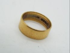 18 ct gold - a hallmarked 18 ct gold wedding band, size S, approximate weight 7.