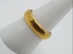 22 ct gold - a hallmarked 22 ct gold wedding band, size R, approximate weight 9.