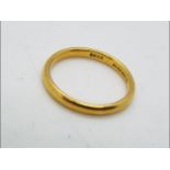 22 ct gold - a hallmarked 22 ct gold wedding band, size O, approximate weight 3.