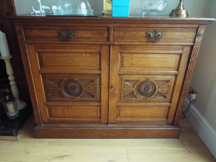 A twin door sideboard / cabinet, approximately 140 cm x 72 cm x 50 cm.