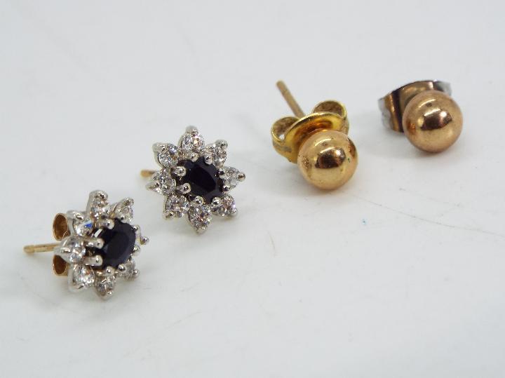 9K gold - a pair of 9k gold cluster earrings,