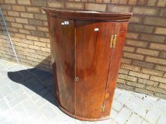 A corner cabinet with three shelves, approximately 103 cm x 70 cm x 48 cm.