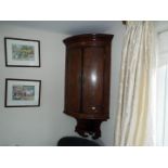 A wall mountable corner unit with inlaid