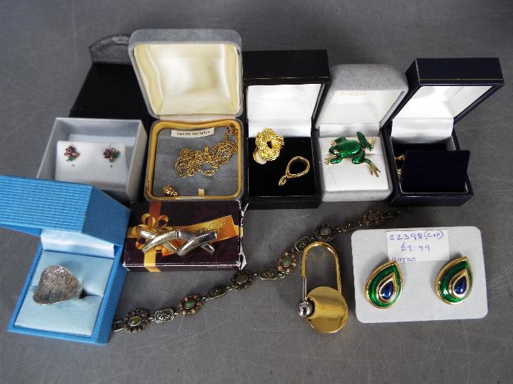 A jewellery box containing a collection of costume jewellery and similar, - Image 2 of 6