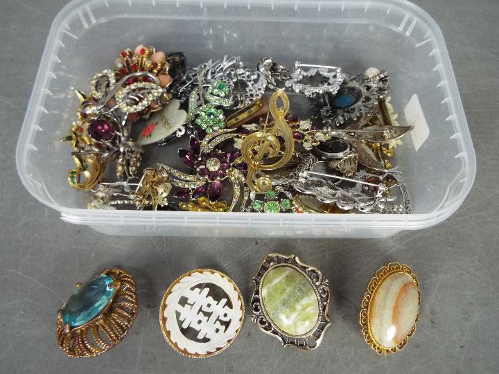 A Very Large Quantity Of Costume Jewellery - To include brooches, necklaces, rings, - Image 10 of 11