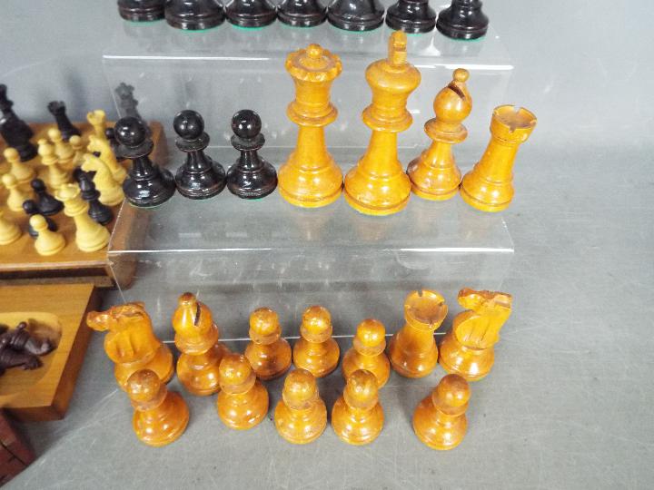 Two loose chess sets, the larger with 9 cm king and two travelling sets. - Image 4 of 4