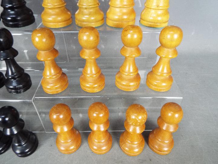 A carved wooden chess set with 16 cm king. - Image 5 of 5