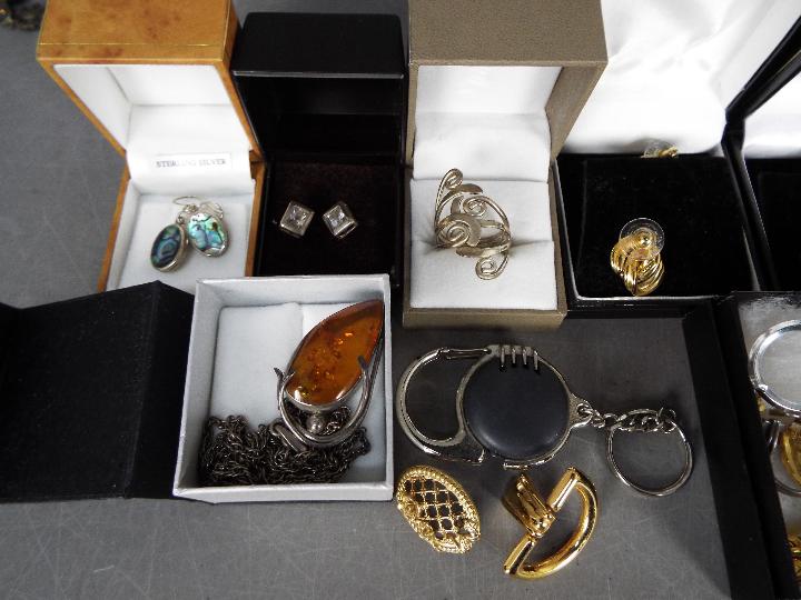 A jewellery box containing a collection of costume jewellery and similar, - Image 3 of 6