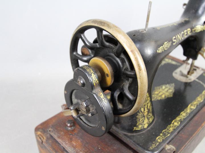 A Singer F Series sewing machine circa 1910, contained in case. - Image 4 of 6