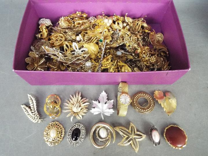 A Very Large Quantity Of Costume Jewellery - Items to include beads, necklaces, paired earrings, - Image 2 of 6