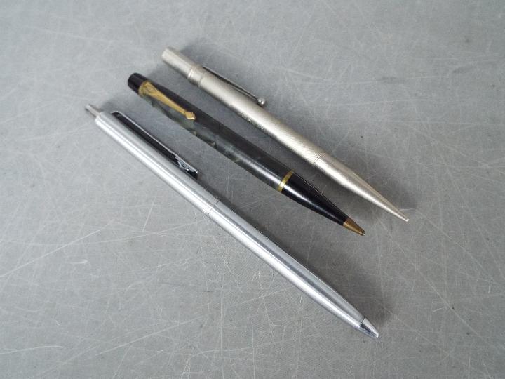 A collection of pens to include Sheaffer, Parker, - Image 4 of 6