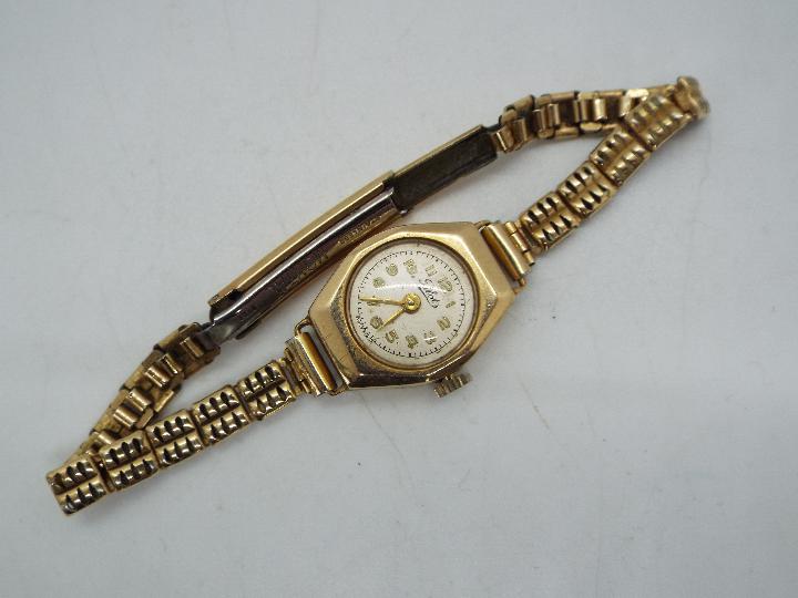 A lady's 9ct gold cased wristwatch on rolled gold bracelet