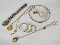 A mixed lot of jewellery to include a small 9ct gold mounted cameo pendant and chain (40 cm chain),