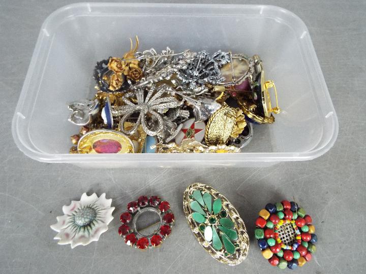 A Very Large Quantity Of Costume Jewellery - To include brooches, necklaces, rings, - Image 9 of 11