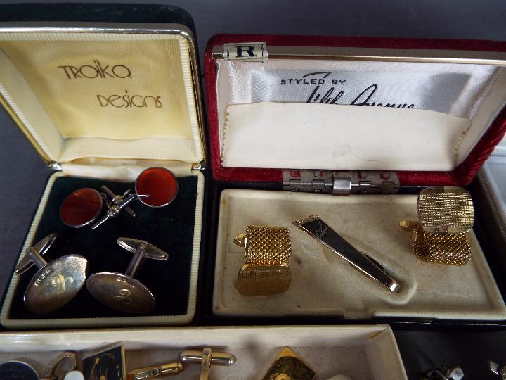 A collection vintage cufflinks, tie clips and similar. - Image 5 of 5