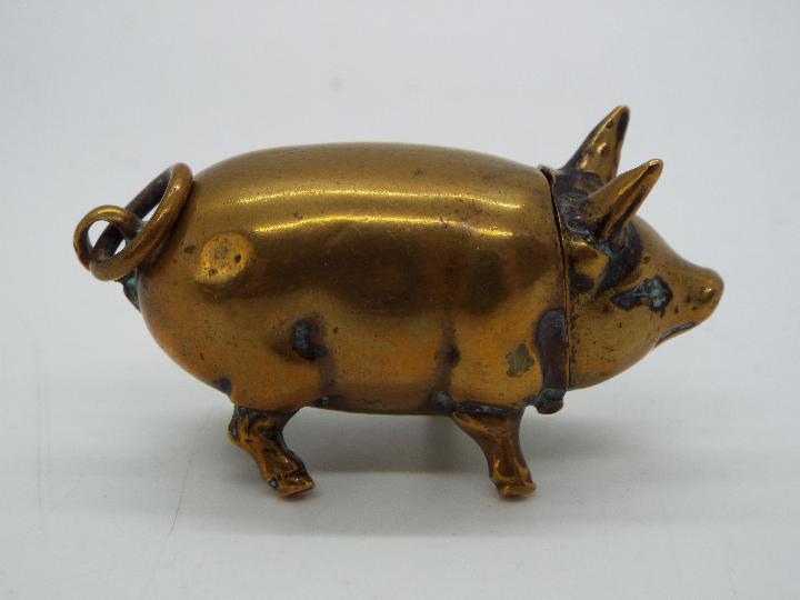 A late 19th or early 20th century novelty vesta case / match safe in the form of a pig, 5 cm (l). - Image 2 of 4