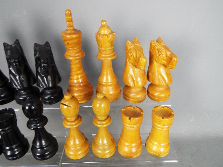 A carved wooden chess set with 16 cm king. - Image 3 of 5