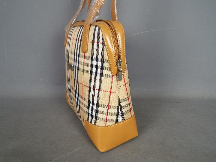 A Burberry Nova Check day bag. - Image 4 of 6