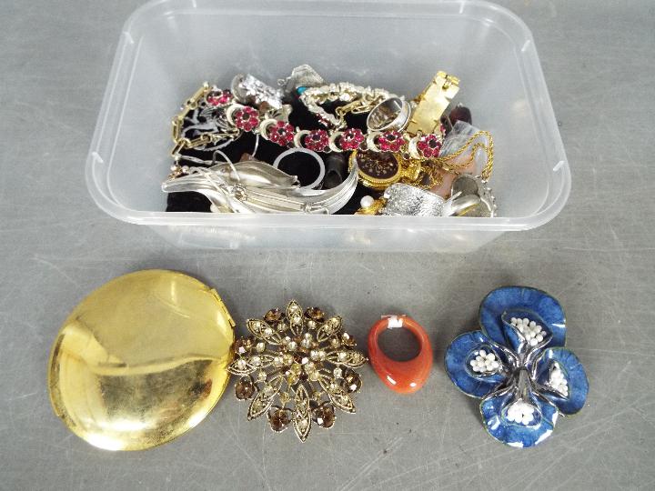 A Very Large Quantity Of Costume Jewellery - To include brooches, necklaces, rings, - Image 5 of 11