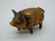 A late 19th or early 20th century novelty vesta case / match safe in the form of a pig, 5 cm (l).