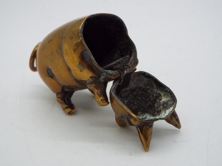 A late 19th or early 20th century novelty vesta case / match safe in the form of a pig, 5 cm (l). - Image 3 of 4