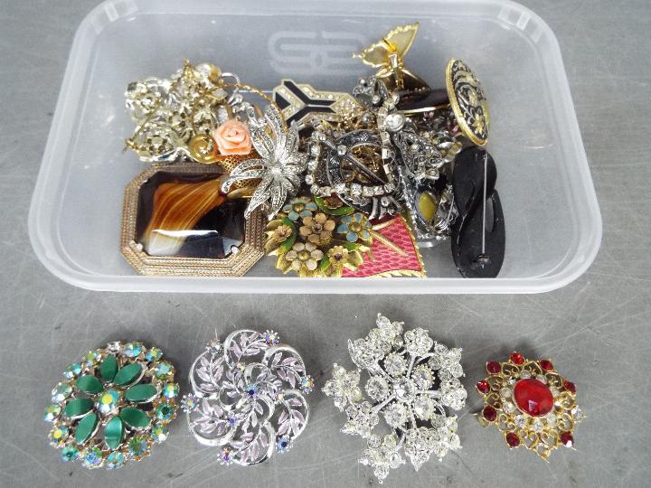 A Very Large Quantity Of Costume Jewellery - To include brooches, necklaces, rings, - Image 11 of 11