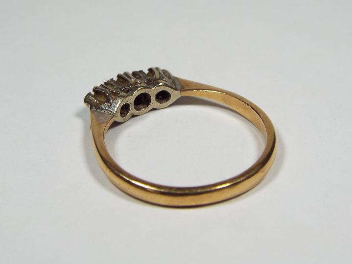 Triple stone set ring stamped 18ct & PLAT, size K½, - Image 3 of 4