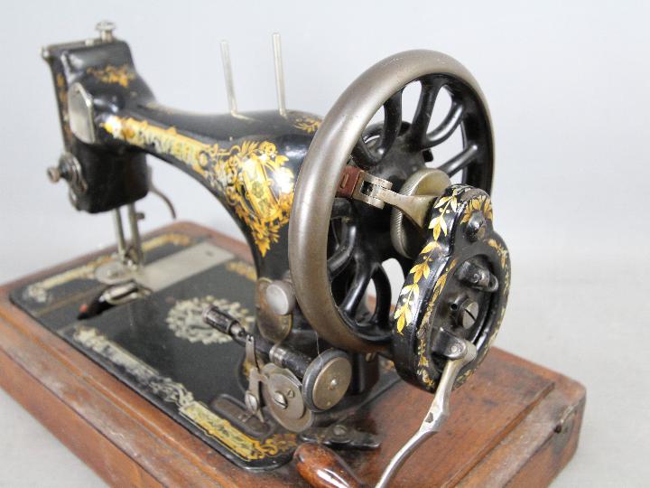 An antique Singer sewing machine in case, serial number 14677197. - Image 3 of 5