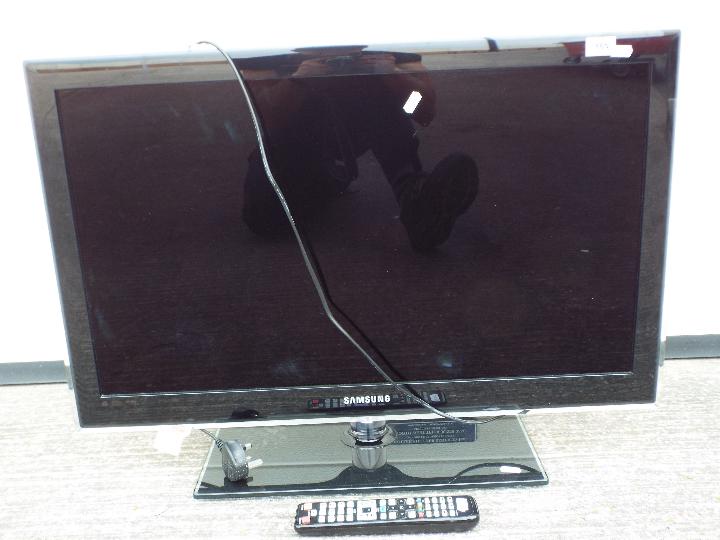 A Samsung 32" flatscreen television, model UE32C5100 with remote. - Image 4 of 4