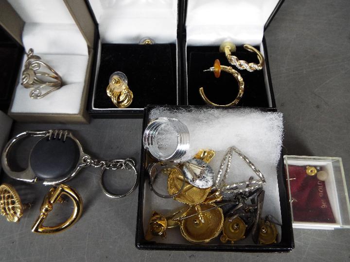 A jewellery box containing a collection of costume jewellery and similar, - Image 4 of 6