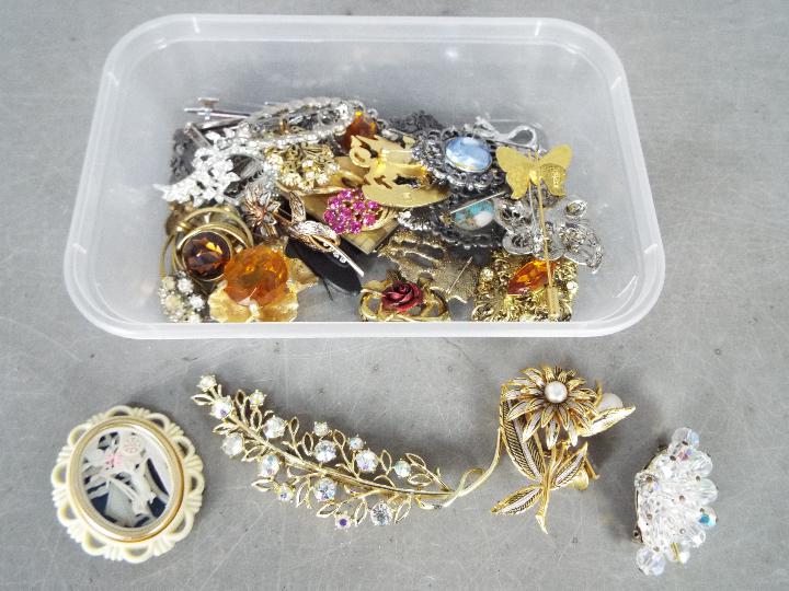 A Very Large Quantity Of Costume Jewellery - To include brooches, necklaces, rings, - Image 8 of 11