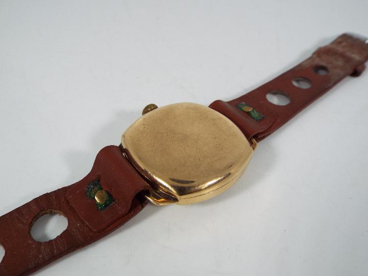 A gentleman's 9ct gold cased wristwatch on leather strap. - Image 4 of 6