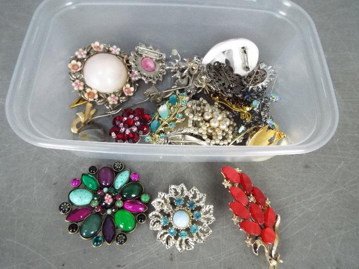 A Very Large Quantity Of Costume Jewellery - To include brooches, necklaces, rings, - Image 4 of 11