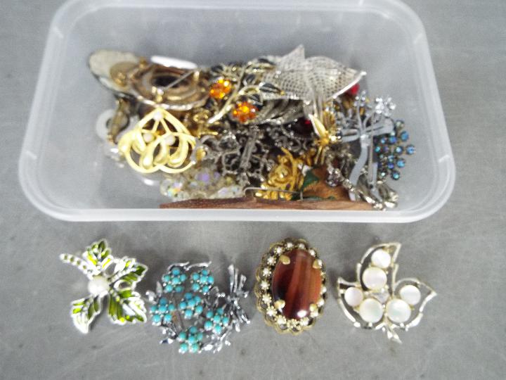 A Very Large Quantity Of Costume Jewellery - To include brooches, necklaces, rings, - Image 6 of 11