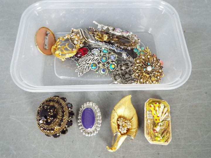 A Very Large Quantity Of Costume Jewellery - To include brooches, necklaces, paired earrings, - Image 5 of 11