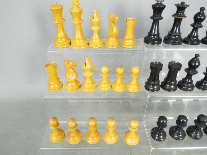 Staunton pattern type chess set, the pieces with weighted bases, kings approximately 9. - Image 2 of 3