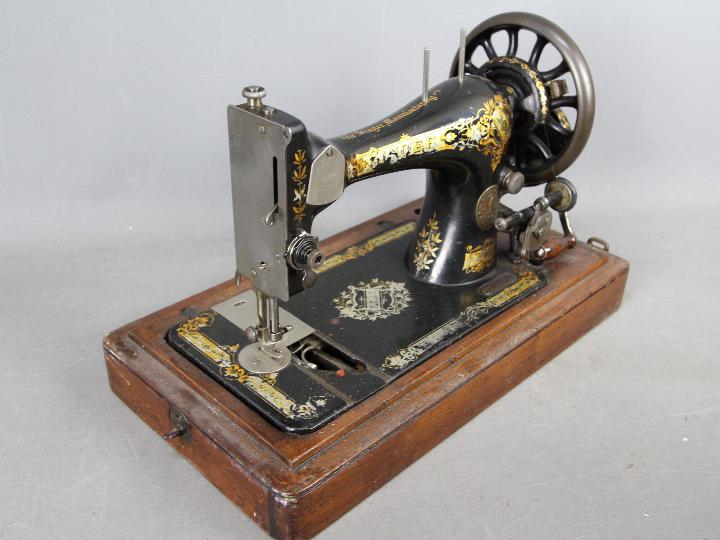 An antique Singer sewing machine in case, serial number 14677197. - Image 4 of 5