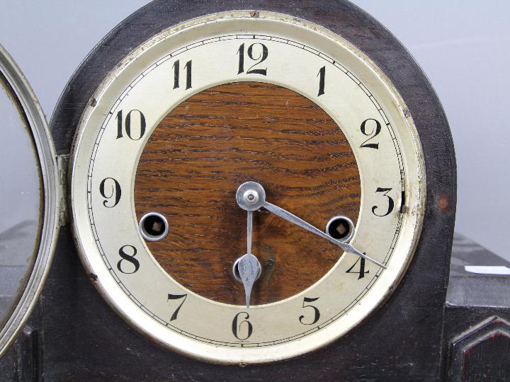 An oak cased mantel clock, Arabic numerals to the dial, with key and pendulum. - Image 3 of 6