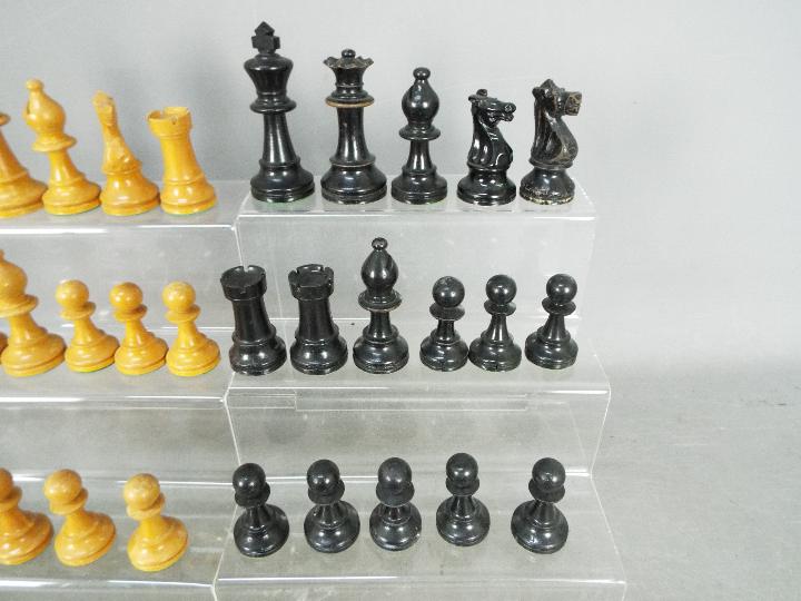 Staunton pattern type chess set, the pieces with weighted bases, kings approximately 9. - Image 3 of 3