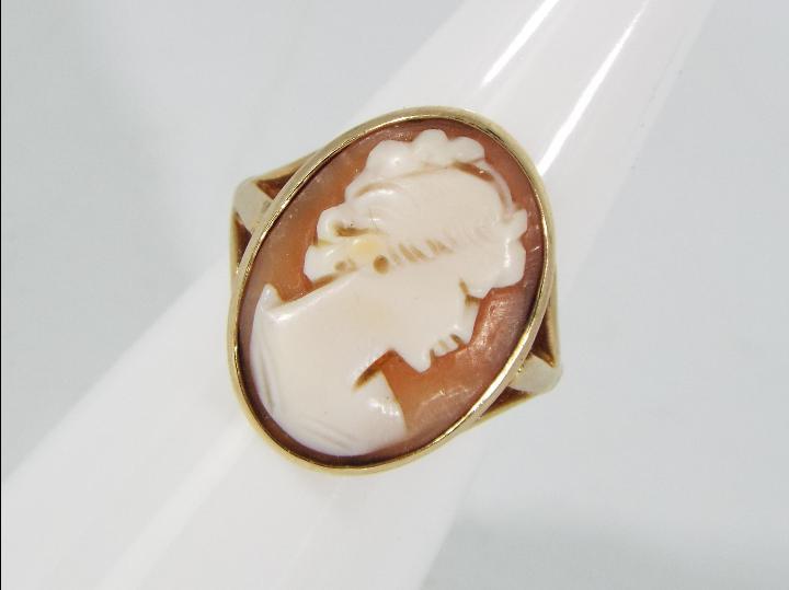 A 9ct gold mounted cameo brooch and ring, brooch approximately 3.5 cm x 2. - Image 4 of 6