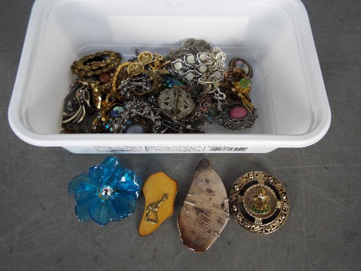 A Very Large Quantity Of Costume Jewellery - To include brooches, necklaces, paired earrings, - Image 9 of 11
