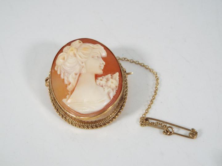 A 9ct gold mounted cameo brooch and ring, brooch approximately 3.5 cm x 2. - Image 2 of 6