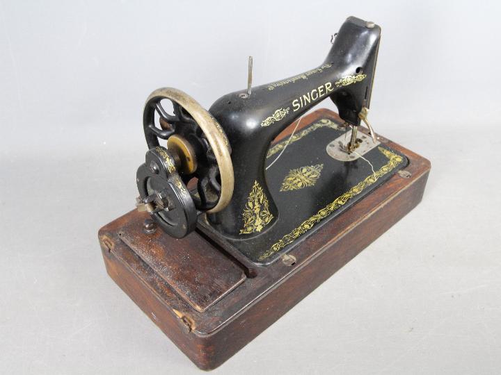 A Singer F Series sewing machine circa 1910, contained in case. - Image 3 of 6