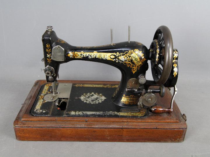 An antique Singer sewing machine in case, serial number 14677197. - Image 2 of 5