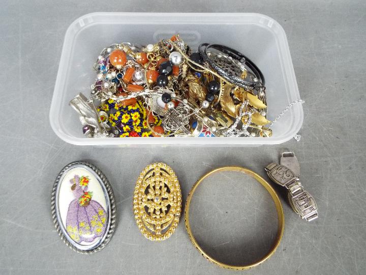 A Very Large Quantity Of Costume Jewellery - To include brooches, necklaces, paired earrings, - Image 3 of 11