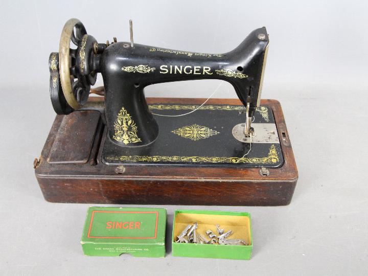A Singer F Series sewing machine circa 1910, contained in case. - Image 2 of 6