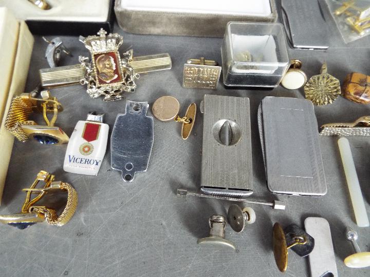 A collection vintage cufflinks, tie clips and similar. - Image 2 of 5